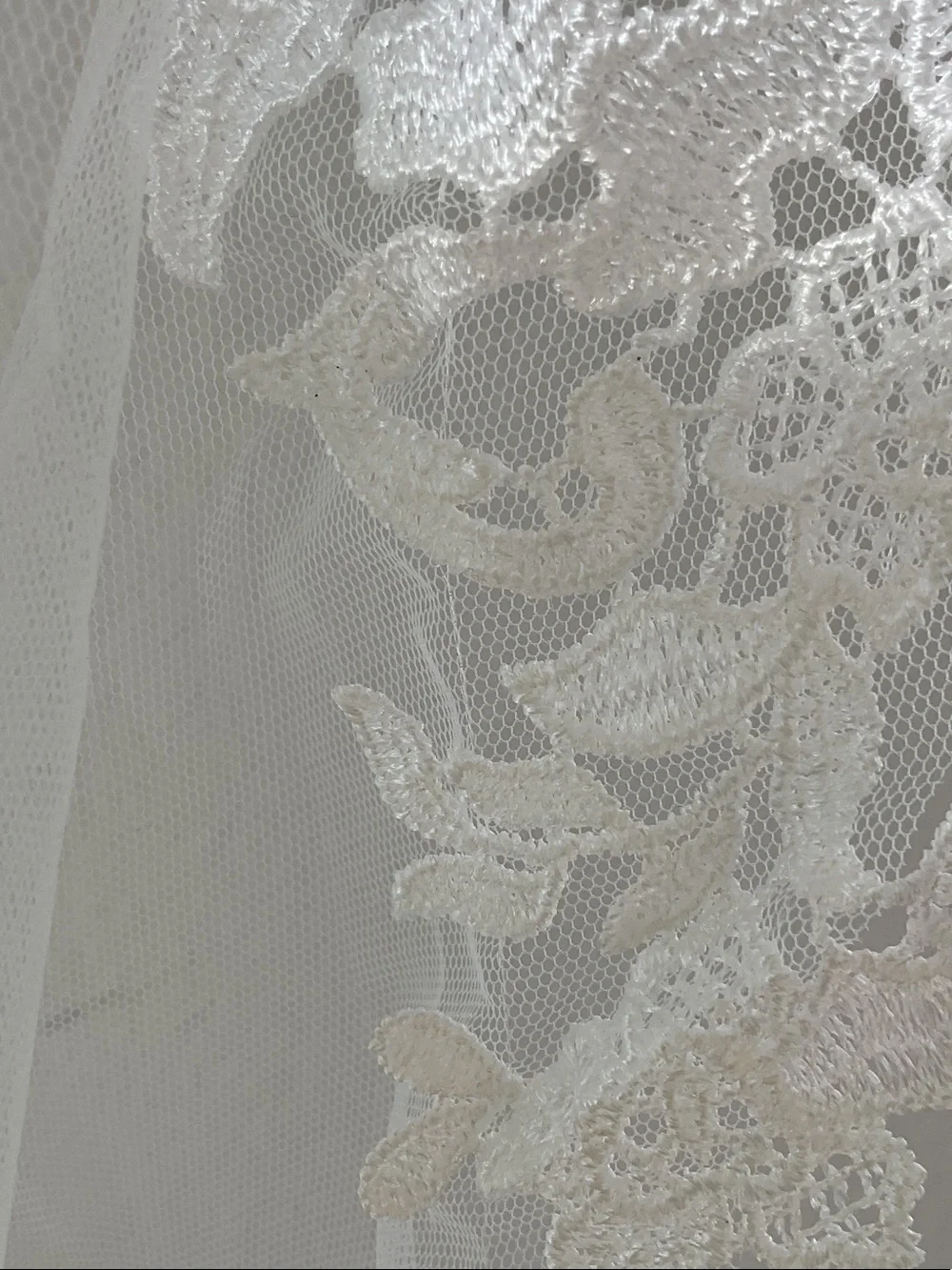 Stunning 2-Tier Lace-Trim Chapel / Cathedral Bridal Veil with Floral Appliqué